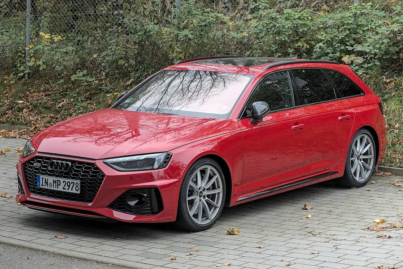 Red Audi RS4 Avant (B9 facelift), front three-quarter view