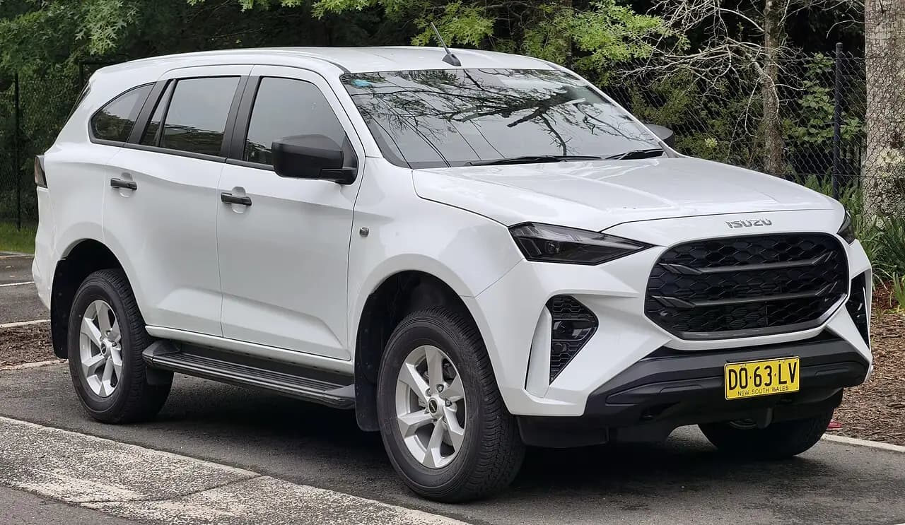 White Isuzu MU-X LS-M (RJ facelift) SUV, front three-quarter view