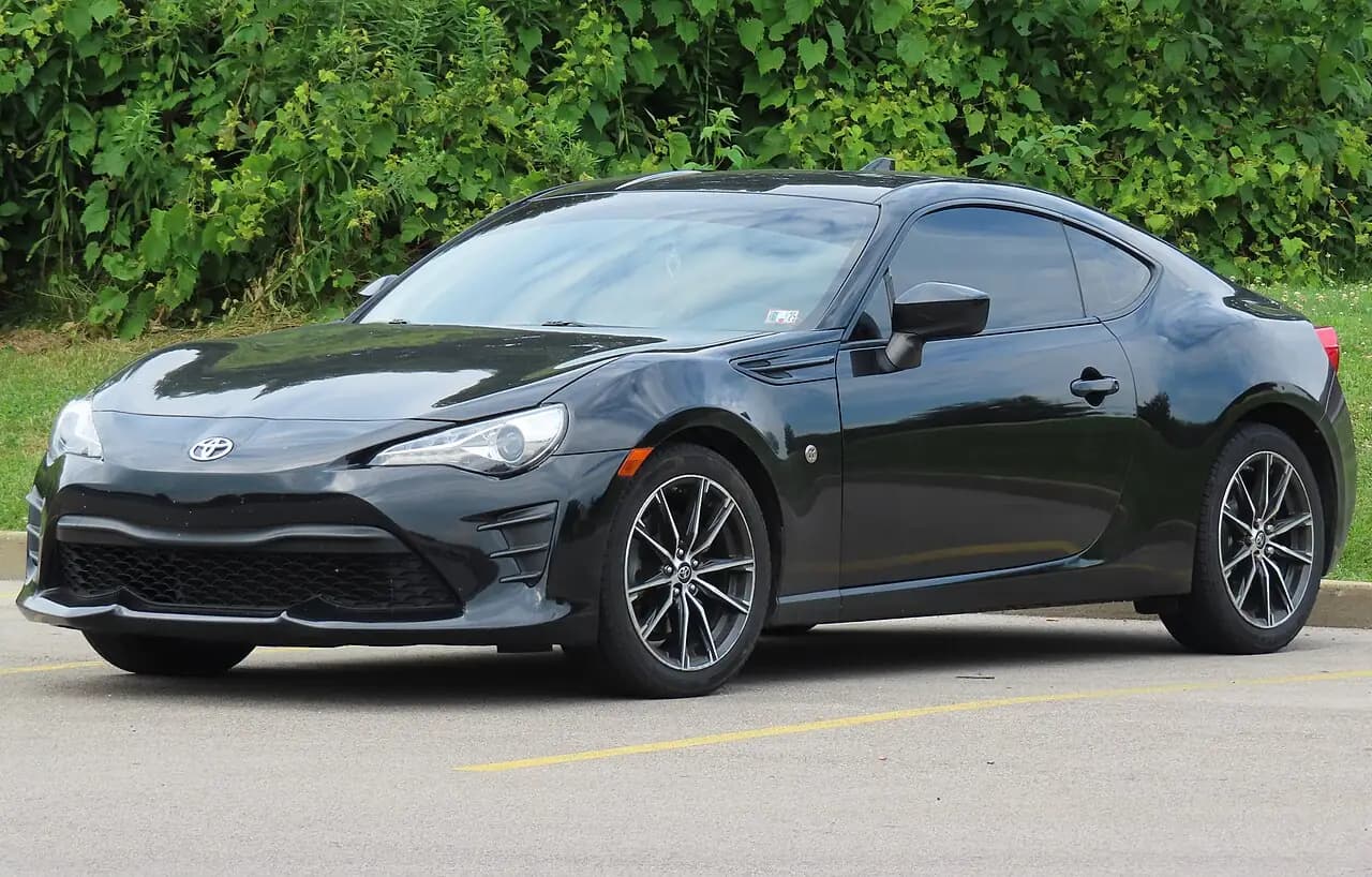 Black 2017 Toyota 86 (ZN6 facelift) coupe, front three-quarter view