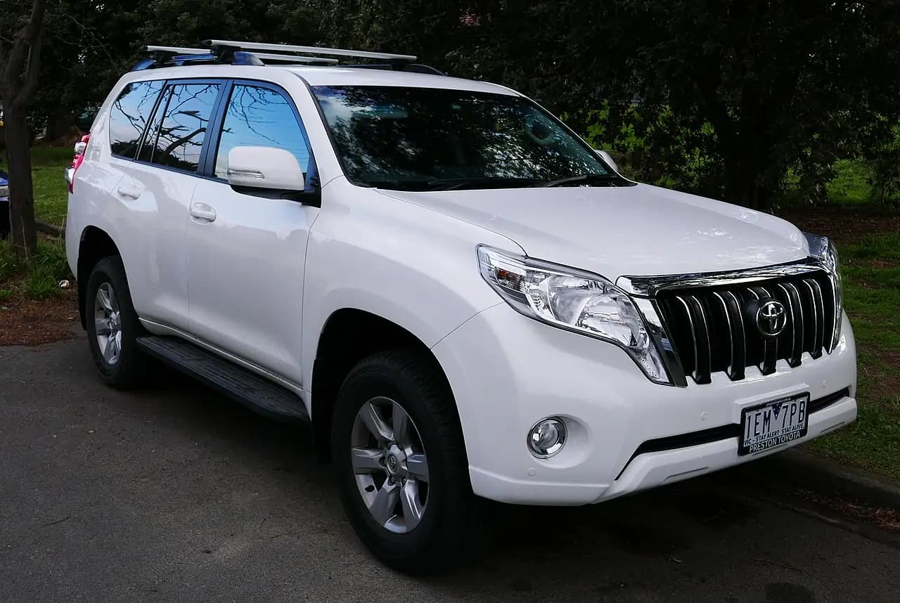 White 2015 Toyota LandCruiser Prado 150 Series (KDJ150R MY14) GXL 5-door, front three-quarter view