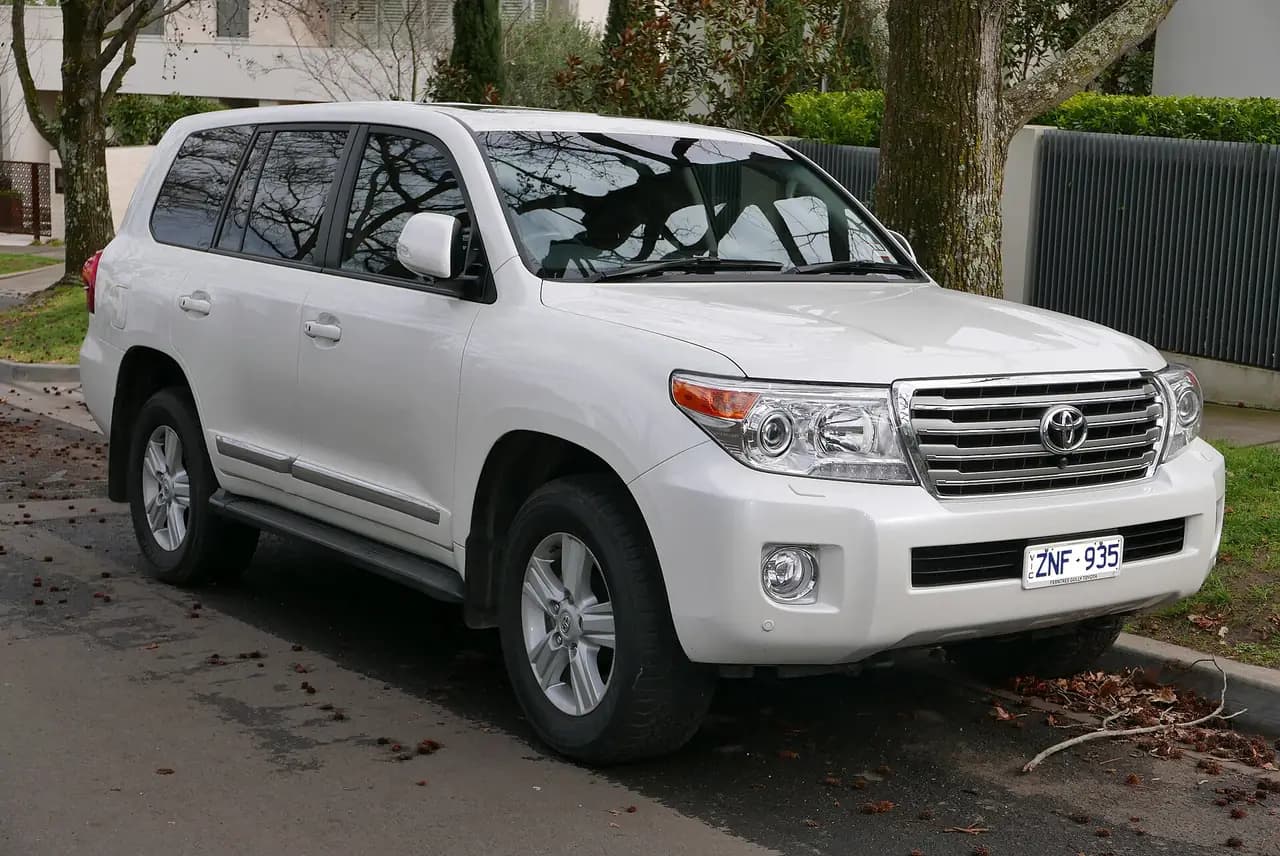 White 2013 Toyota LandCruiser Sahara (200 Series), front three-quarter view